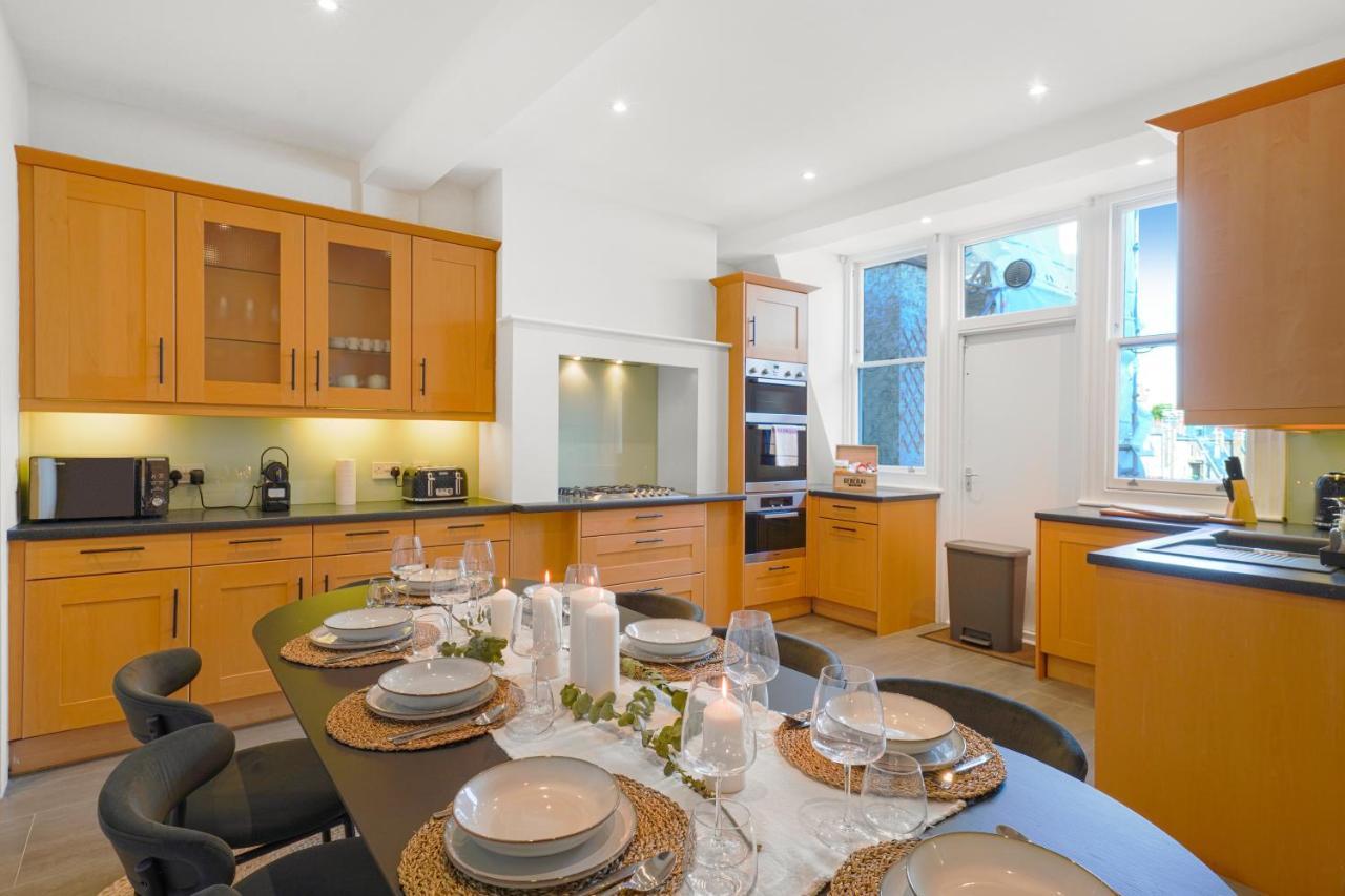 Spacious And Modern 4 Beds In Kensington Apartment London