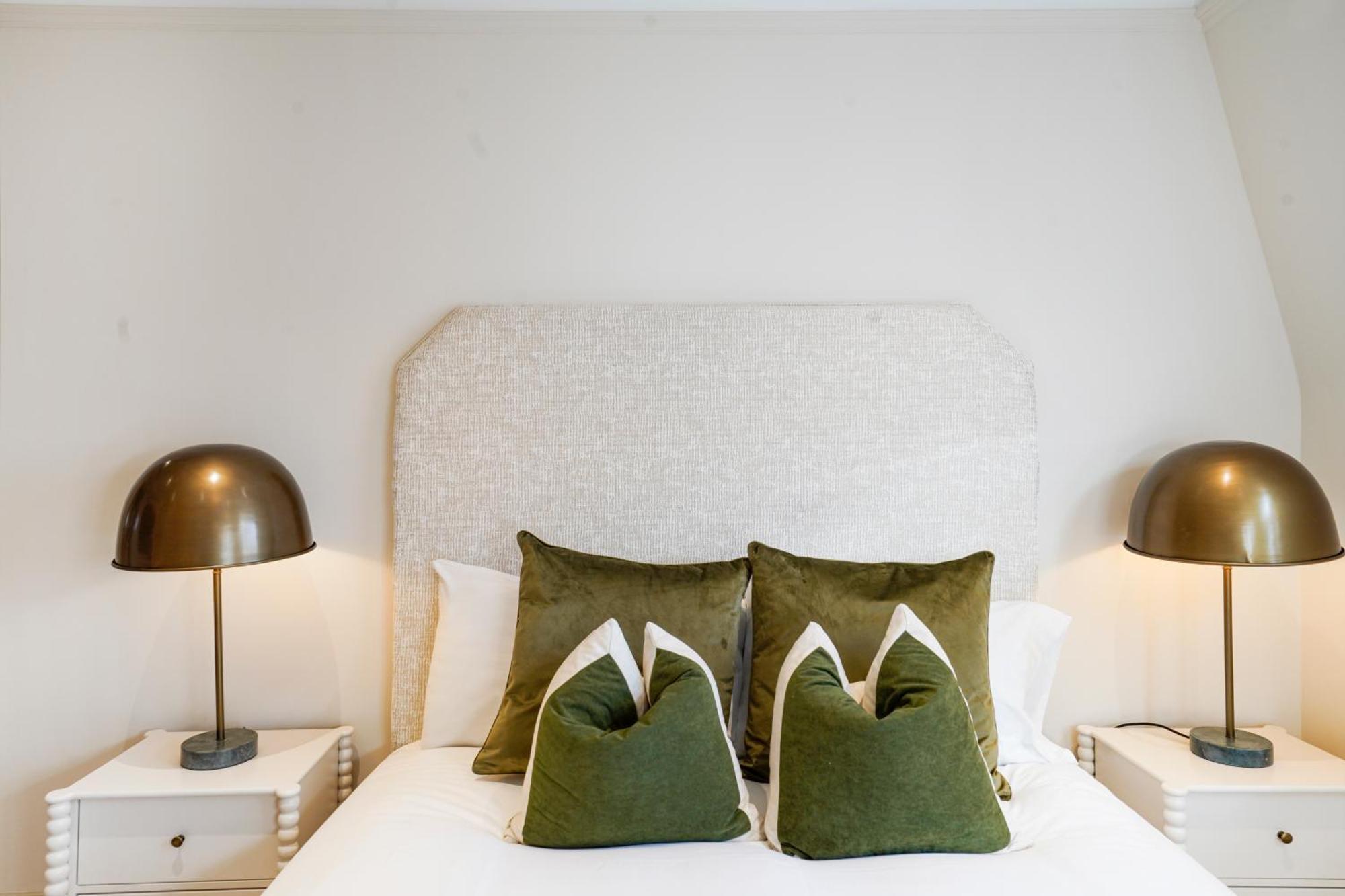 Spacious And Modern 4 Beds In Kensington Apartment *