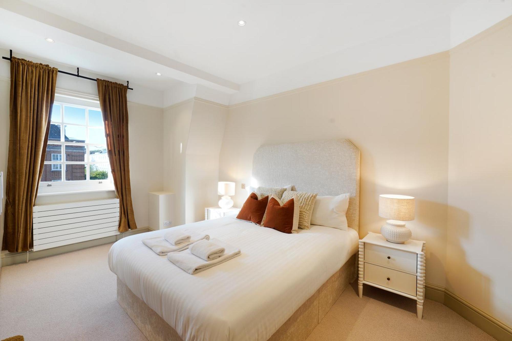 Spacious And Modern 4 Beds In Kensington Apartment London