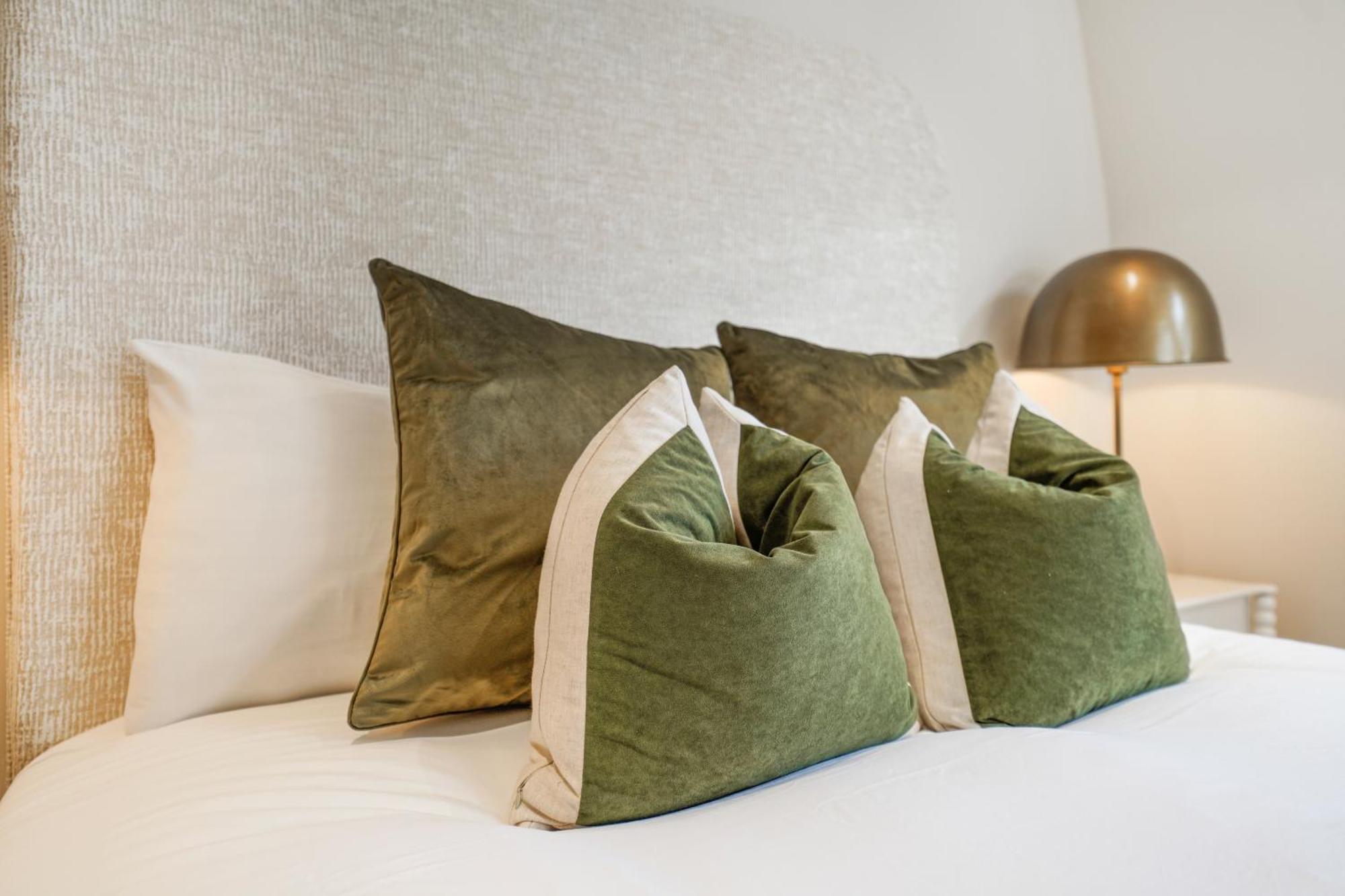 Spacious And Modern 4 Beds In Kensington Apartment London