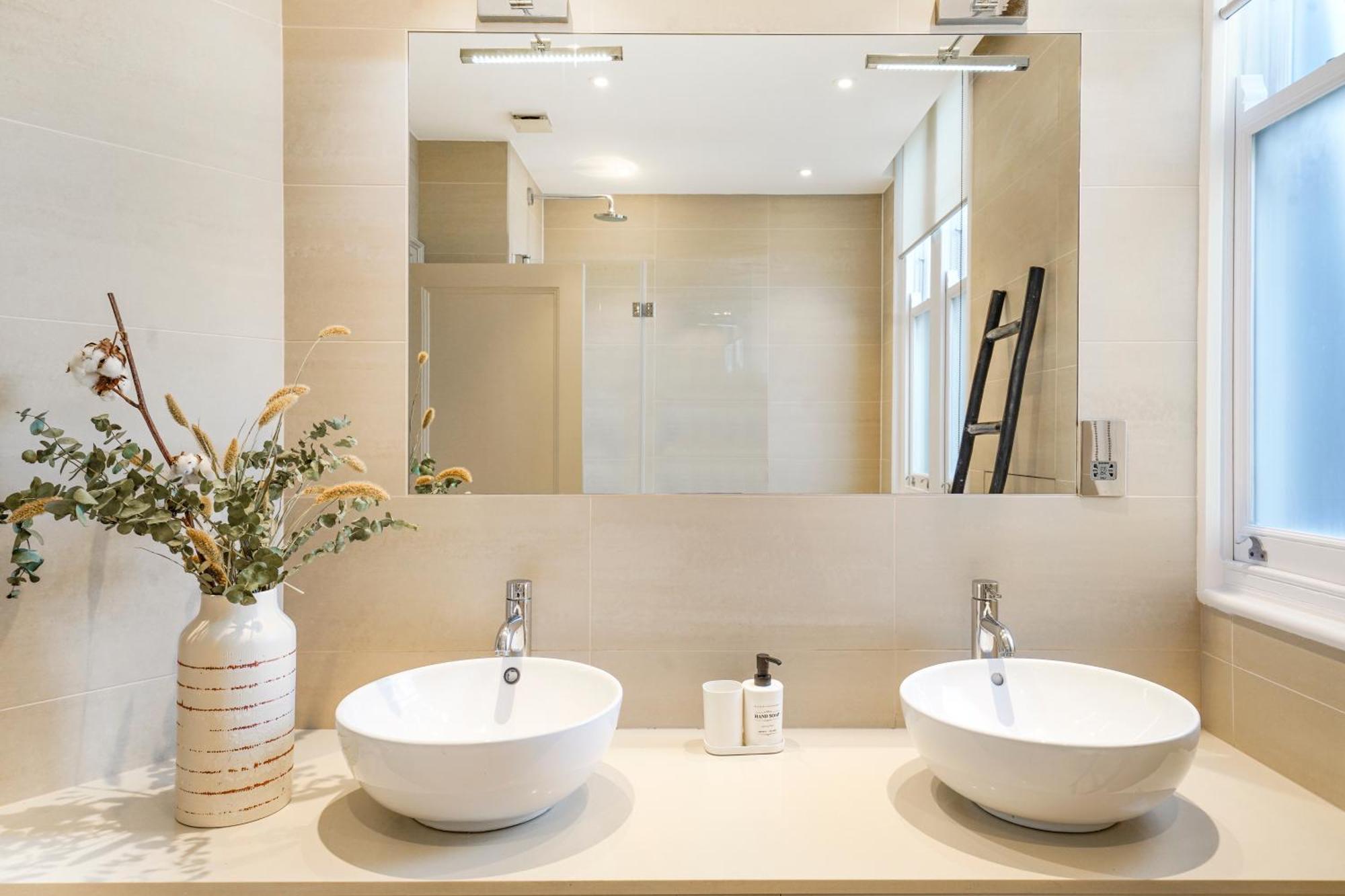 Spacious And Modern 4 Beds In Kensington Apartment