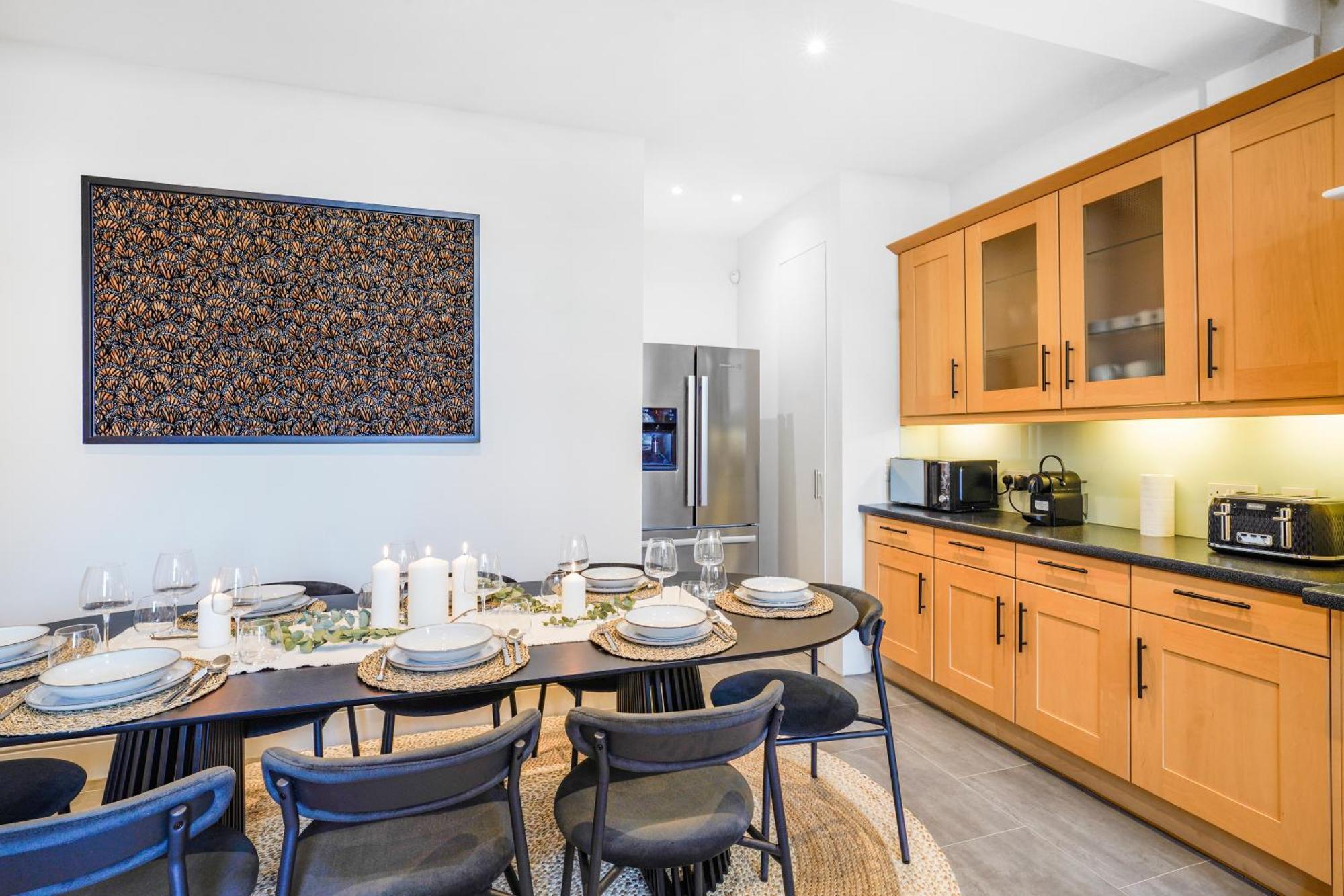 Spacious And Modern 4 Beds In Kensington Apartment