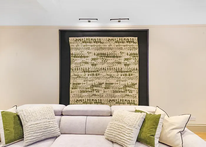 Spacious And Modern 4 Beds Home In Kensington